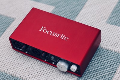 红色Focusrite设备
